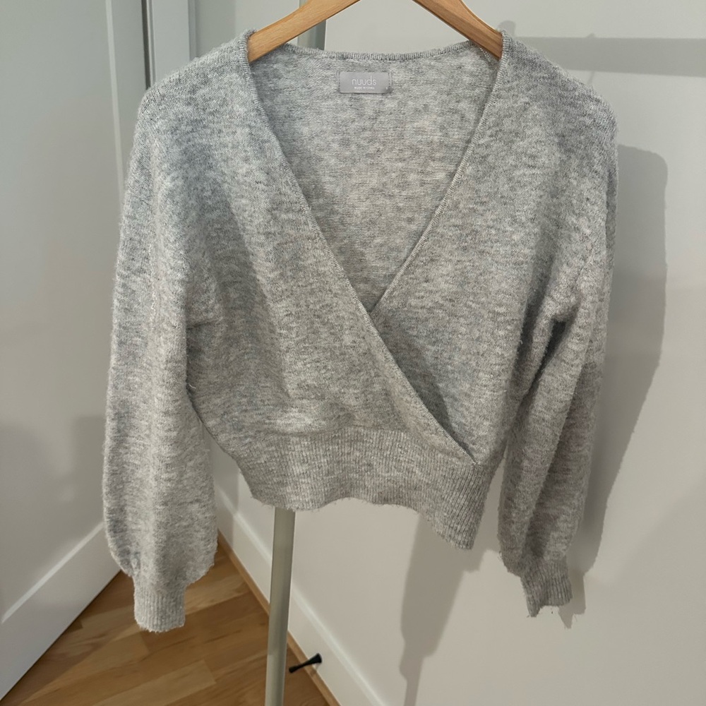 nuuds Light Gray V-Neck Women's Sweater